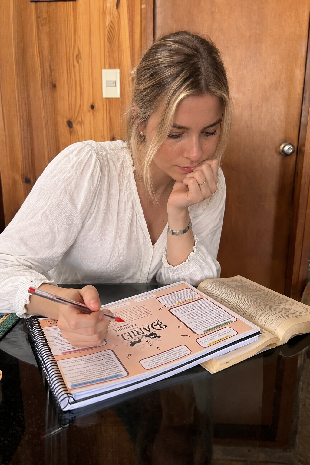 Lena mit der Bibel-Landkarte