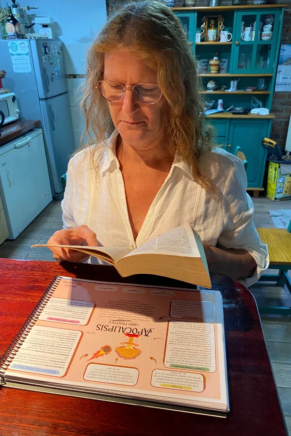 Monika mit der Bibel-Landkarte