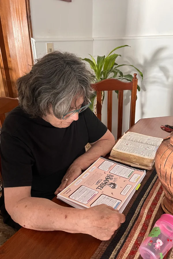 Ingrid mit der Bibel-Landkarte